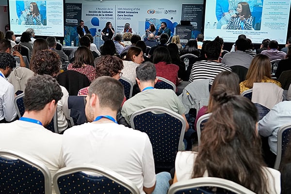 Aspecto de la sala durante la mesa redonda de Aspecto de la sala durante la mesa redonda:  'Fuera de las guías: cómo tomar decisiones en mi paciente con shock séptico.