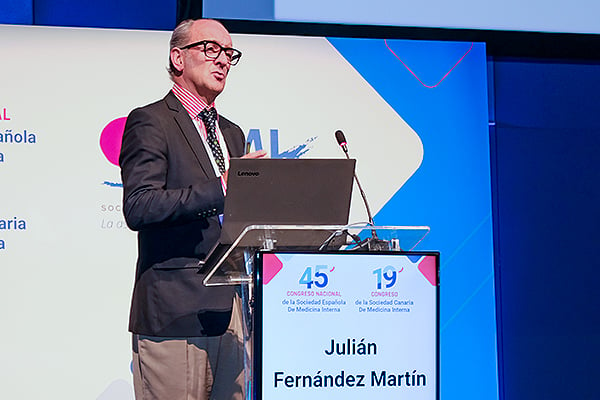  Julián Fernández Martín, especialista del Servicio de Medicina Interna del Hospital Universitario Álvaro Cunqueiro.