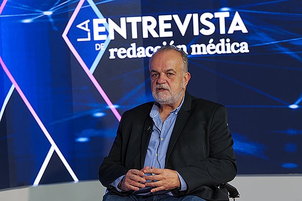 Fernando Hontangas, durante su entrevista en el plató de Redacción Médica.