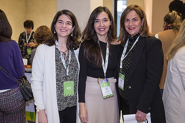 Esther Calvo de Mora, vicepresidenta 2ª del COFM; Raquel Aguado, vocal de Dermofarmacia y Productos Sanitarios del COFM; y Isabel Rosa Sáenz, directora de Formación y Relaciones Institucionales COFM.