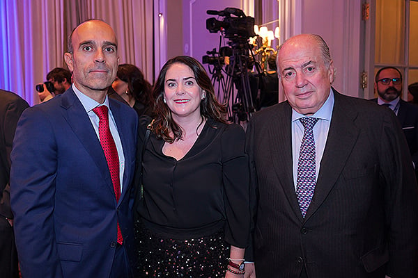 Ricardo López, director general de Sanitaria 2000; Ofelia De Lorenzo, presidenta de la Asociación de Derecho Sanitario; y Ricardo De Lorenzo, presidente de De Lorenzo Abogados.