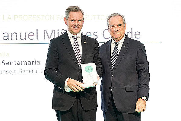 Miñones recibe el premio de Aguilar.