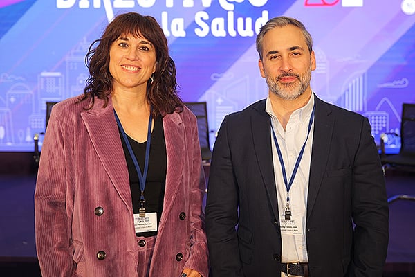 Natividad Pérez, decana de la Facultad de Ciencias Biomédicas y de la Salud de la Universidad Europea de Madrid; y Daniel Hormigo, rector de la Universidad Europea de Andalucía.