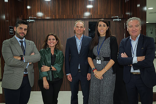 de Air Liquide: Fernando Bernal Góngora, Director Delegación Sur & Market Access Medical Gases; Rosa Fonseca, Directora Delegación Centro; Michael Thomas, director general de la actividad Medical Gases; María Balabasquer, responsable de Market Access; y  Julio de la Rosa, director de Relaciones Institucionales y Acceso al Mercado.