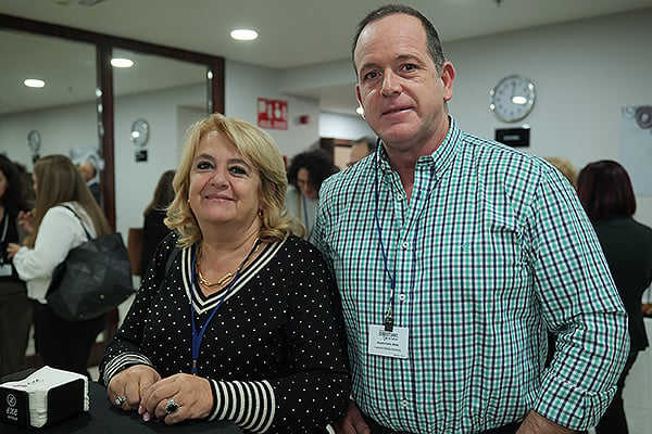 Del Hospital de Bellvitge: Rosa Soldevila, directora de Enfermeria; y Álvaro Arcocha, director médico.