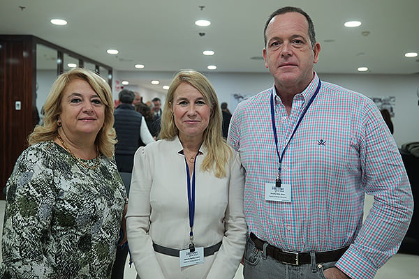 Rosa Soldevila, directora de Enfermería del Hospital de Bellvitge; Cristina Capdevila, gerente del Hospital de Bellvitge; y Álvaro Arcocha, director médico del Hospital de Bellvitge..