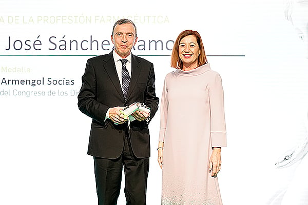 Juan José Sánchez, general de Brigada Farmaceútico junto a Armengol.