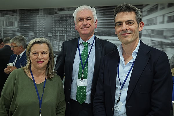 Eloina Núñez, subdirectora de Innovacion Sociosanitaria general de Envejecimiento Activo y Prevención de la Dependencia e Innovación Sociosanitaria de la Consejería de Política Social e igualdad de la Junta de Galicia; Jesús Pérez, director de Acceso al Mercado de MBA Surgical Empowerment; y Roberto Blanco, director de Divisiónde Columna vertebral, Biología, Pediatría, Ortopedia y Neurooncología de MBA Surgical Empowerment.