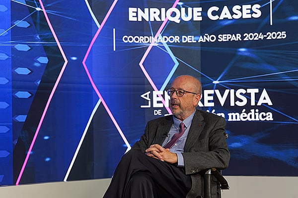 Enrique Cases durante la entrevista en el plató de Redacción Médica.