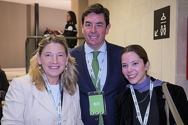 María Achón, directora del Grado de Nutrición Humana y Dietética en la Universidad CEU San Pablo; Manuel Martínez del Peral; y Ivana Taronna, alumna colaboradora de pregrado de la Universidad CEU San Pablo.