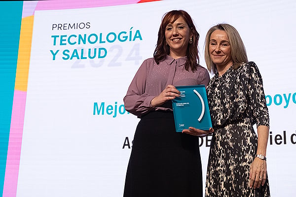 Elena Perona, enfermera de la Asociación DEBRA-Piel de Mariposa; y Míriam Bascones, vicepresidenta adjunta de Fundación Tecnología y Salud