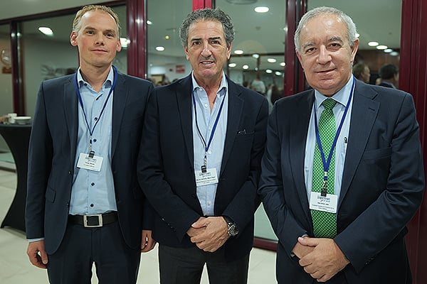 Michael Thomas, director general de la actividad Medical Gases de Air Liquide Healthcare Iberia; Miguel Ángel Ortiz, asesor del  Servicio de Salud de Castilla y León - SACYL; y José Soto.