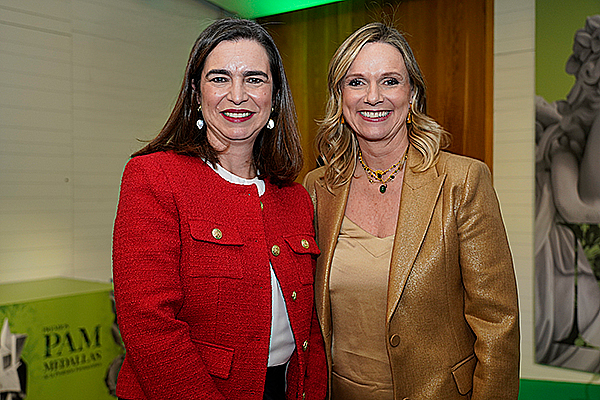 Cecilia Martínez, presidente de la Sociedad Española de Farmacia Hospitalaria y Rita de la Plaza.