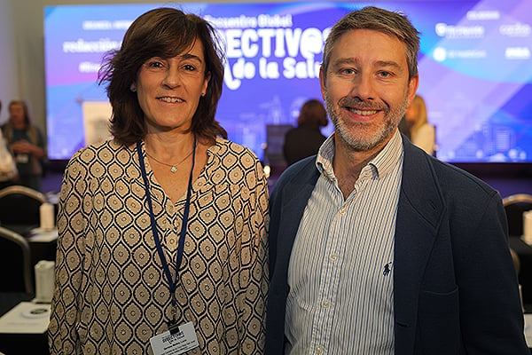 Lucía Serrano, directora de Enfermería; y Juan Manuel Román, subdirector médico; los dos del Hospital Central de la Cruz Roja San José y Santa Adela.