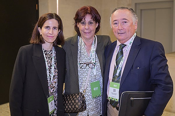 Lucía Santa Cruz, coordinadora técnica de Formación del COFM; María Navarro, técnica de Proyectos de Humanización y Acción Social del COFM; y Carlos Muñoz, vocal de Plantas Medicinales del COFM.