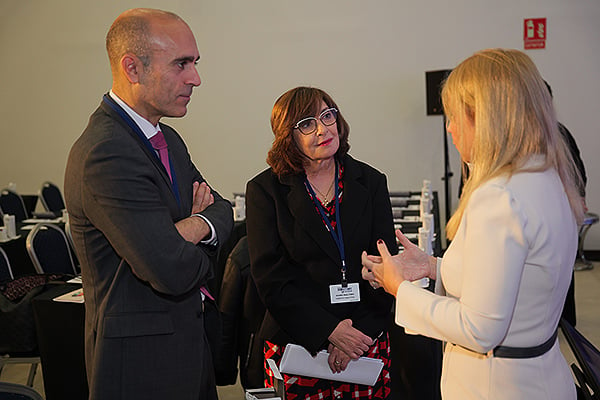 Ricardo López, director general de Sanitaria 2000; Cristina Granados; y Cristina Capdevila, gerente del Hospital de Bellvitge. 