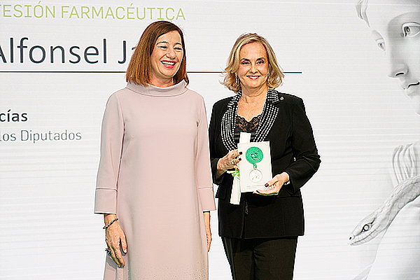 Armengol entrega el premio a Margarita Alfonsel, exsecretaria general de Fenin.