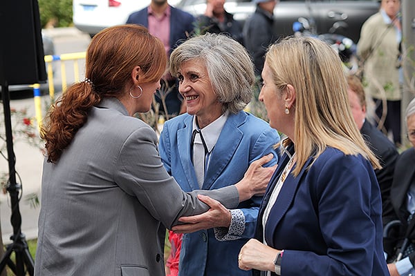 Mónica García saluda a María Luisa Carcedo y Ana Pastor, exministras de Sanidad.