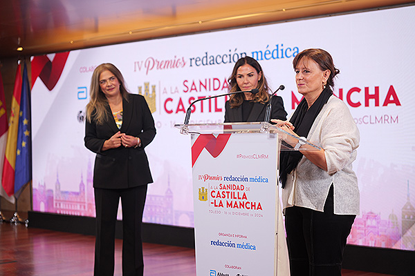 María del Carmen Encinas Barrios, directora general de Planificación, Ordenación, Inspección Sanitaria y Farmacia de la Consejería de Sanidad; Concepción Sánchez, presidenta del Consejo de Colegios de Farmacéuticos de Castilla-La Mancha; y Ana Rosa Rubio, coordinadora del Área de Farmacia de la Dirección General de Asistencia Sanitaria del Servicio de Salud de Castilla-La Mancha.