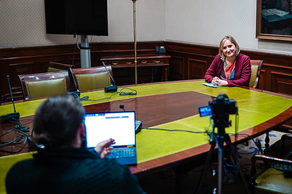 Un instante durante la entrevista con Alda Recas en el Congreso de los Diputados.