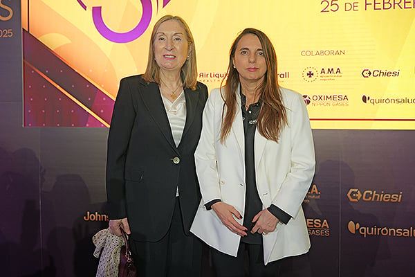 Ana Pastor, xministra de Sanidad y presidenta de la Agrupación Mutual Aseguradora (AMA); y Raquel Murillo, directora general de AMA.