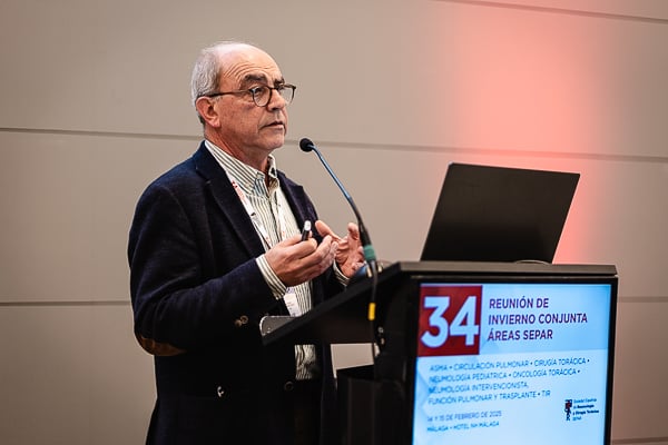 Eusebi Chiner, jefe de Servicio del H. Universitario San Juan de Alicante durante su ponencia sobre la Satisfaccion del paciente con el dispositivo inhalado. de qué depende y como medirlo.