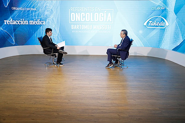 Bartomeu Massuti en el final de la entrevista de Redacción Médica.