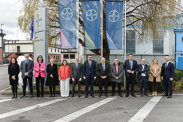 Foto de familia de la inauguración de la planta de La Felguera con la participación del ministro de Industria y Turismo; Jordi Hereu; del presidente de Asturias, Adrián Barbón; y del alcalde del municipio, Roberto Marcos García, además de la presencia de directivos de Bayer.