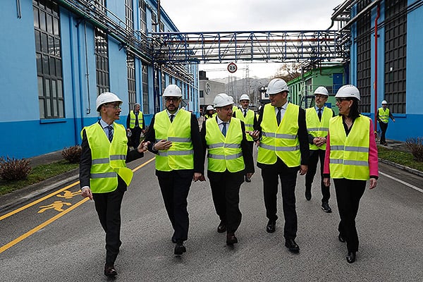 Autoridades y directivos de Bayer durante la visita a las instalaciones de la fábrica de Langreo.