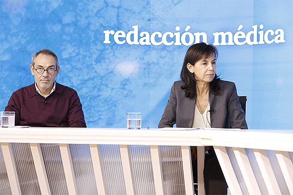  Bernard Gaspar, presidente de la Asociación Española de Afectados de Cáncer de Pulmón (AEACaP), y Pilar Garrido, jefa del Servicio de Oncología del Hospital Ramón y Cajal, durante el debate.