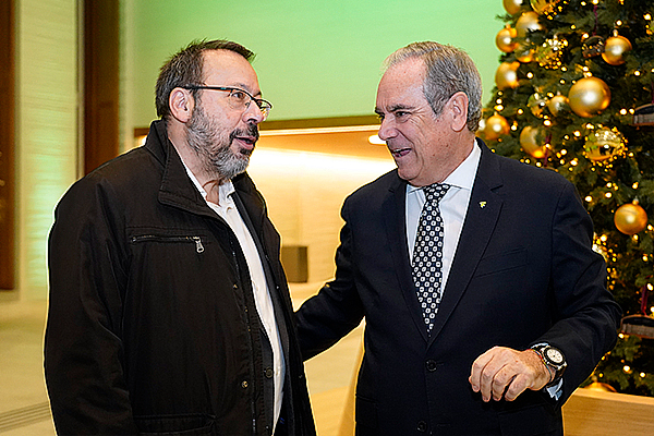 César Hernández, director General de Cartera Común de Servicios del Sistema Nacional de Salud y Farmacia, saluda a Aguilar.