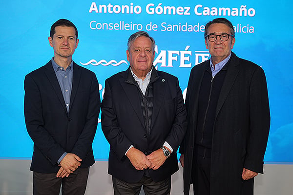 Óscar López, Julio Ancochea, presidente de Asomega; y Roberto Conde, Tesorero de Asomega.