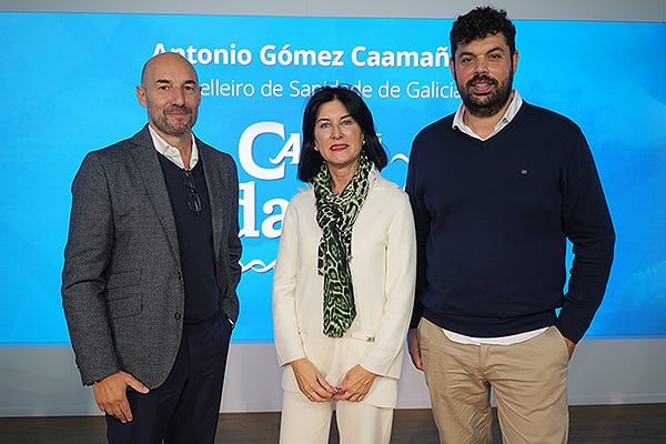 Juan José González Soler, presidente de la Sociedad Gallega de Medicina Interna (SOGAMI); María José Menor Rodríguez, presidenta del Colegio Oficial de Enfermería de Orense, y Pablo Moreira, presidente del Colegio Oficial de Enfermería de Pontevedra.