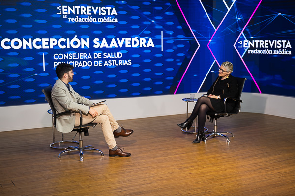 Carlos Villar, jefe de Sección de Autonomías de Redacción Médica, entrevista a la consejera de Salud del Principado de Asturias, Concepción Saavedra.