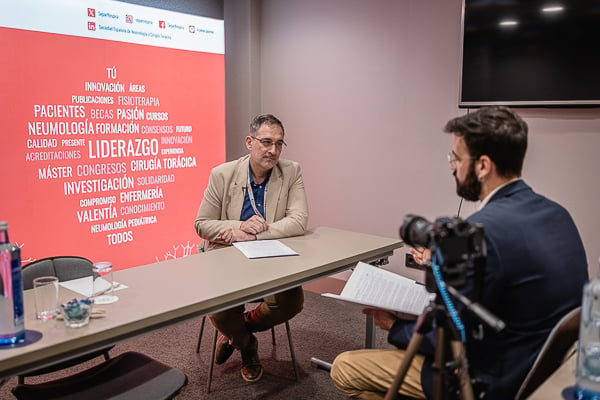 Guillermo Belinchón, periodista de Redacción Médica, entrevista a David de la Rosa.