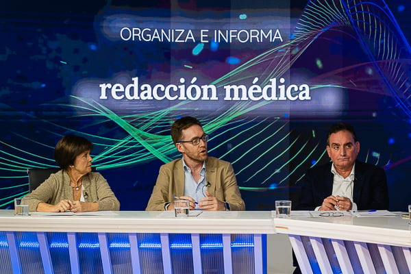 Los ponentes explican los problemas que tiene la terapia convencional para pacientes con hipoparatiroidismo crónico.