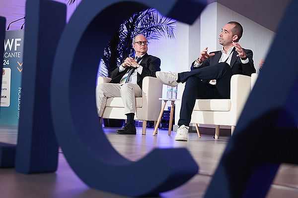 Un momento de la mesa redonda en la que participaron Enrique Samper y Ángel Alberich.