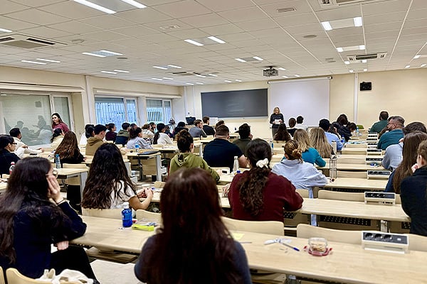 Un aula del examen MIR 2025 instantes antes de comenzar.