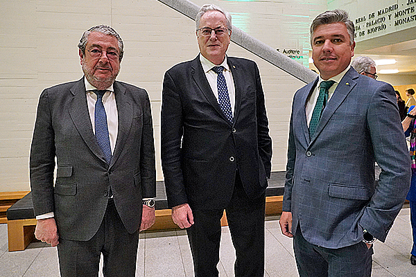 Félix Puebla, director de Proaza; Miguel Gasterrulutia, presidente del COF Guipuzcoa; Jorge Juan García, presidente del COF Huelva.