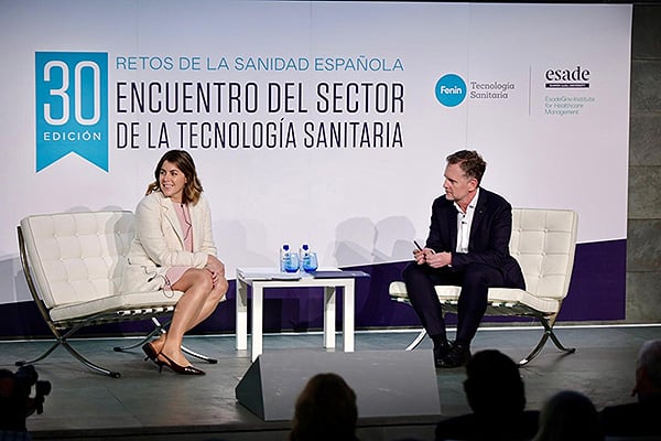 Carmen Ruiz-Villar, jefa del Departamento de Productos Sanitarios de la Aemps; y Dionisio Martínez, vicepresidente de Fenin.