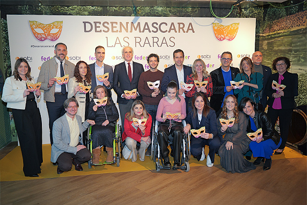 Foto de Familia de la presentación de la campaña Desenmascara Las Raras.