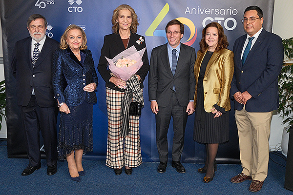 x; Pilar Díaz, presidenta de Grupo CTO; Su Alteza Real Infanta doña Elena de Borbón y Grecia; José Luis Martínez-Almeida, alcalde de Madrid; Fátima Matute, consejera de Sanidad de la Comunidad de Madrid y Víctor Vidal, asesor y docente de UNIR.