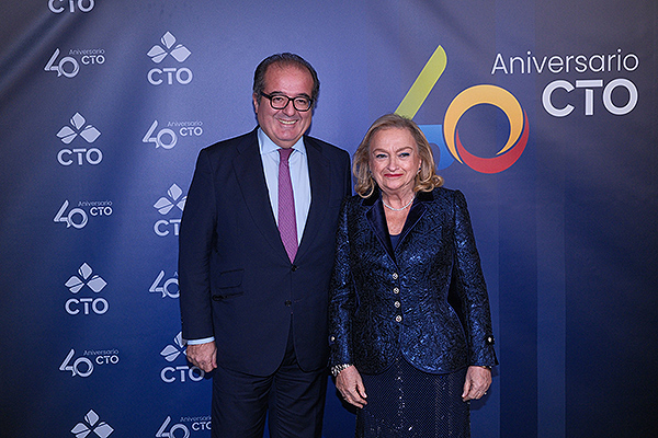 Sergio Rodríguez, presidente Fundacion Pfizer junto con Pilar Díaz.