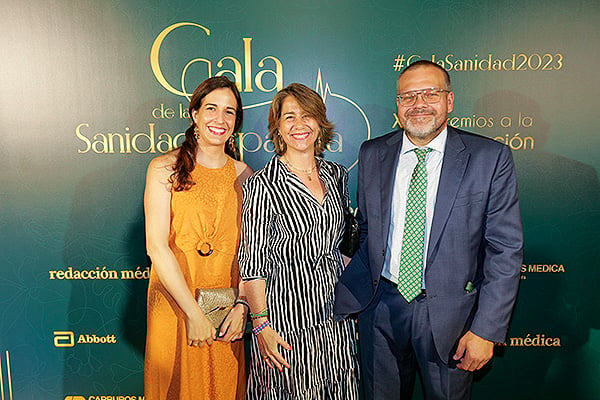 Lucía Sáez, delegada provincial de Roche; Sara Cebrián, directora de Comunicación de MSD; y Antonio González, adjunto a la Comunicación corporativa de Roche.