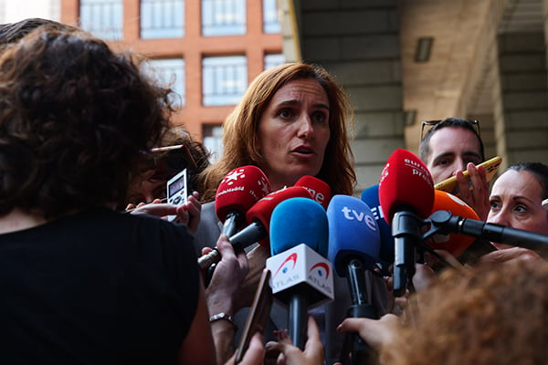 La ministra García contestando a los medios.