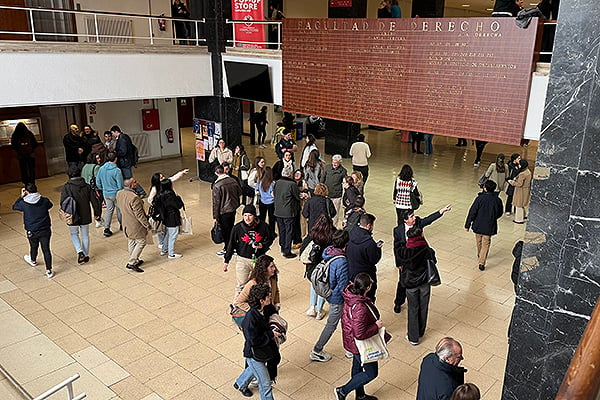 El ambiente en el hall antes del examen MIR, lleno de nervios y esperanzas.