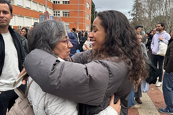 Una madre despide a su hija antes de enfrentarse al examen MIR. 