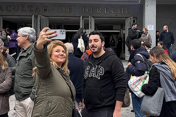 Madre e hijo se toman un selfie antes de entrar al examen MIR. 