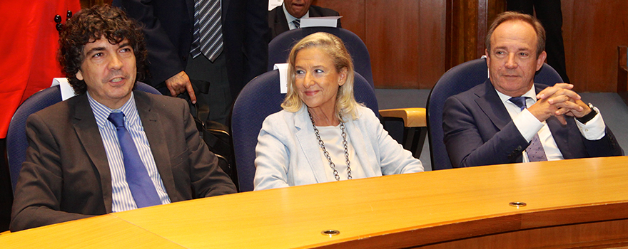 El secretario de Estado de Servicios Sociales, Mario Garcés, con la subsecretaria general de Sanidad, María Jesús Fraile, y Javier Castrodeza.