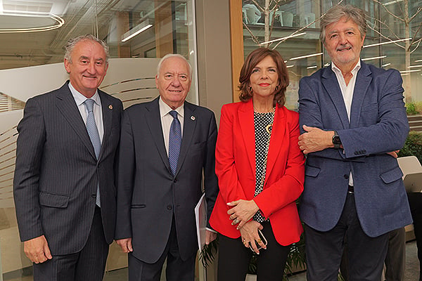 Tomás Cobo, Florentino Pérez-Raya, Marta Villanueva, y Ángel de Benito, director de Operaciones de la Fundación IDIS.